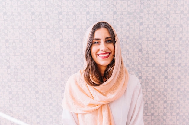 Zdjęcie uśmiechnięta muzułmańska kobieta