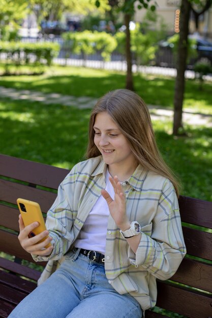 Uśmiechnięta Nastolatka Trzymająca Smartfona Robiąca Selfie Podczas Wideorozmowy Ze Znajomymi