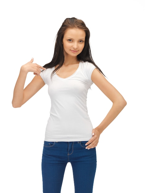 uśmiechnięta nastolatka w pustej białej koszulce