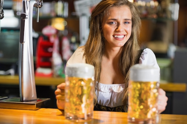 Uśmiechnięta oktoberfest barmanka z piwem