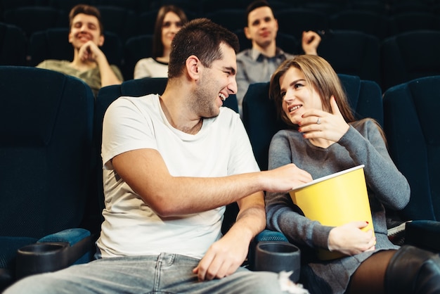 Uśmiechnięta Para Je Popcorn Podczas Oglądania Filmu W Kinie. Showtime, Film Komediowy