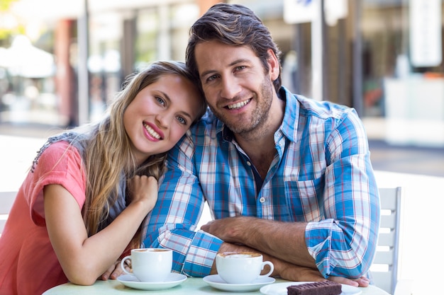 Uśmiechnięta para ma herbaty w kawiarni