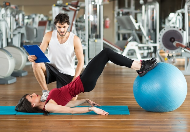 Uśmiechnięta para pracująca w gym out