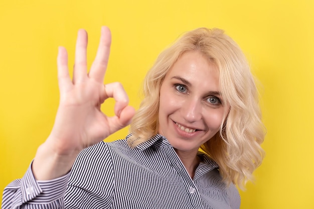 Uśmiechnięta piękna kobieta na żółtym tle Portret Gesty Pozytywne emocje