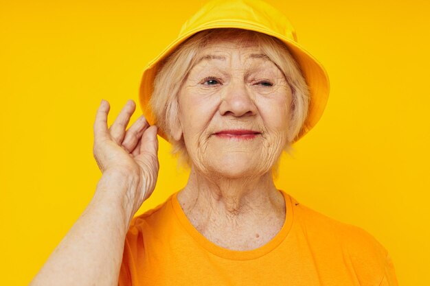 Uśmiechnięta starsza kobieta pozuje twarz grymas radość na białym tle