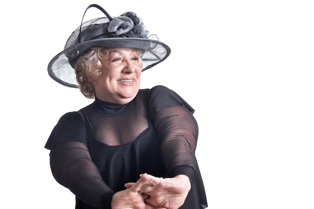 Zdjęcie uśmiechnięta starsza kobieta w czarnym kapeluszu pozuje na białym tle