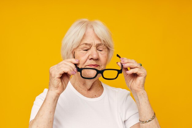 Uśmiechnięta starsza kobieta zdrowie styl życia okulary zbliżenie emocje