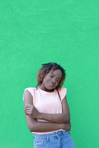 Uśmiechnięta szczęśliwa Afroamerykanka na zielonym tle Pozytywne emocje Romans