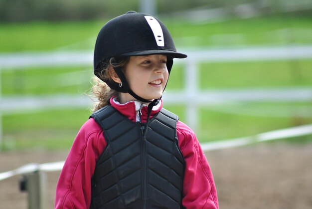 Zdjęcie uśmiechnięta, urocza dziewczyna w sportowych ubraniach.