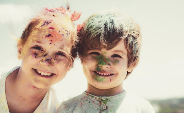 Uśmiechnięte małe dzieci portret malowane twarze zabawnych dzieci dzieci holi festiwal kolorów mały chłopiec