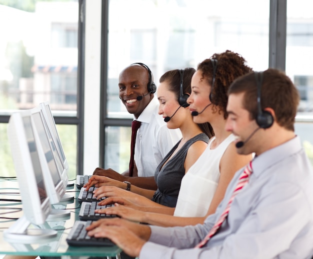 Uśmiechnięty afroamerykański biznesmen w centrum telefonicznym