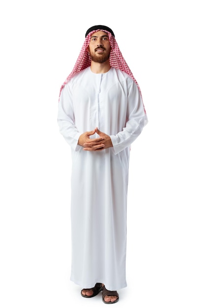 Uśmiechnięty Arab stojący w białym studiu