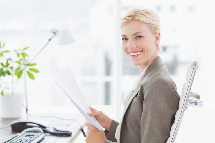 Zdjęcie uśmiechnięty bizneswoman patrzeje kamerę