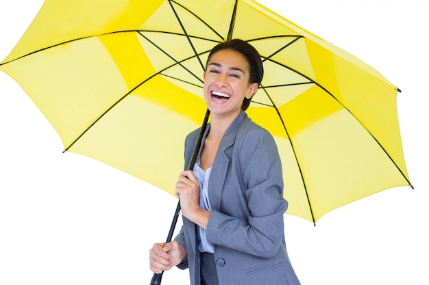Uśmiechnięty bizneswoman ukrywa pod parasolem