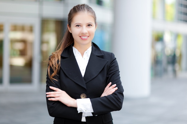 Uśmiechnięty bizneswoman w miastowym położeniu