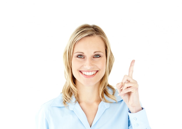 Uśmiechnięty bizneswoman wskazuje upwards z jej palcem