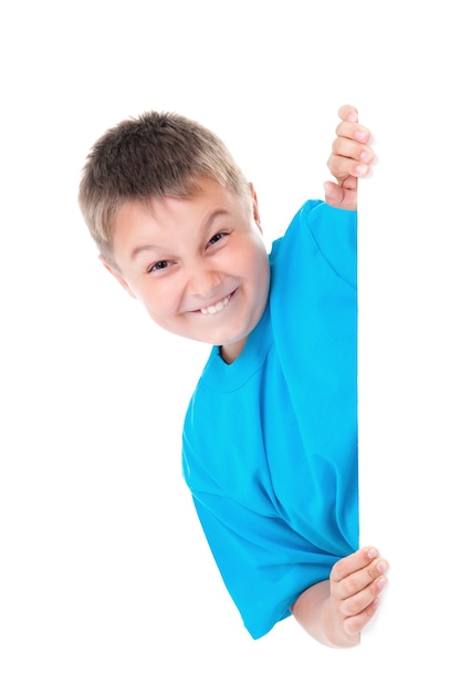 Uśmiechnięty emocjonalny pozytywny nastolatek chłopiec w jasnoniebieskiej koszulce