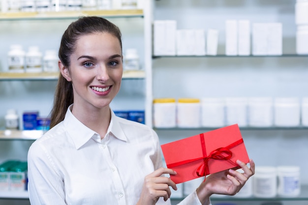 Uśmiechnięty Farmaceuty Mienie Teraźniejszy W Aptece