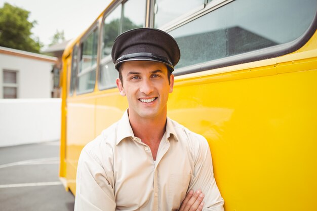 Uśmiechnięty kierowca autobusu patrzeje kamerę