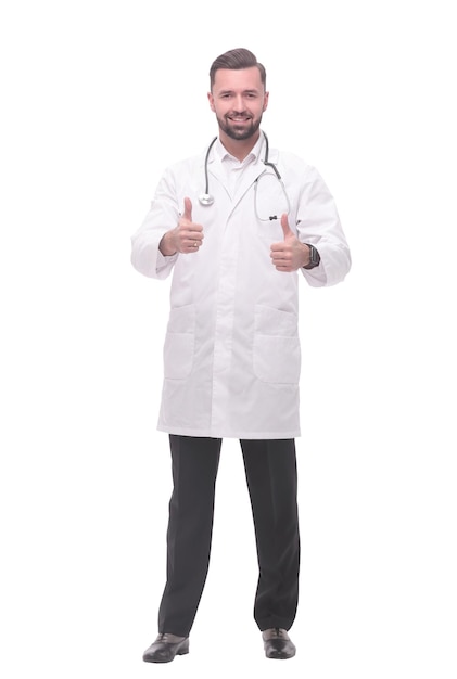 Uśmiechnięty lekarz pokazujący kciuki do góry na białym tle