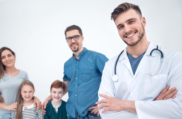 Uśmiechnięty lekarz rodzinny i jego pacjenci