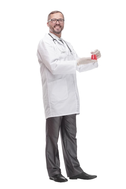 Uśmiechnięty lekarz z kolbą laboratoryjną w rękach