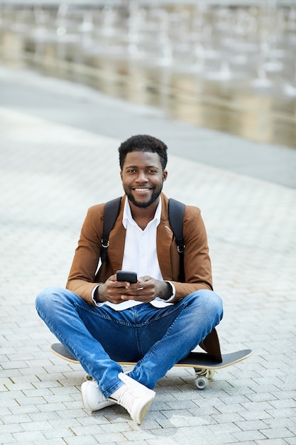 Uśmiechnięty mężczyzna afro-amerykańskich SMS-y w City Square