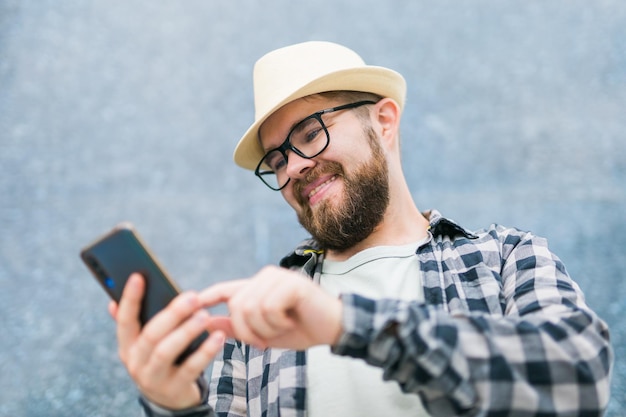 Uśmiechnięty Mężczyzna Turysta Używa Smartfona Podczas Letnich Przerw W Mieście I Koncepcji Aplikacji Społecznościowych