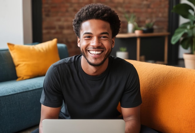 Uśmiechnięty mężczyzna w czarnej koszuli używa laptopa w współczesnej przestrzeni mieszkalnej z jasnym wykończeniem