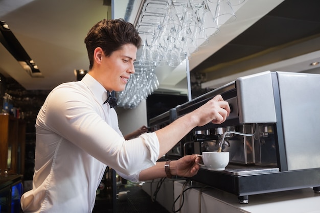 Uśmiechnięty Młody Barista Robi Filiżance Kawy