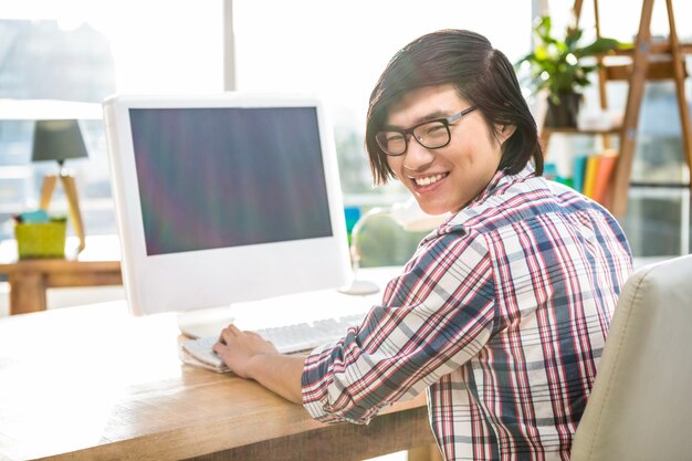 Uśmiechnięty Modnisia Biznesmen Używa Komputer W Biurze