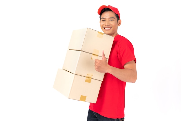 Uśmiechnięty pracownik mężczyzna dostawy w czerwonej czapce pusty t-shirt mundurze