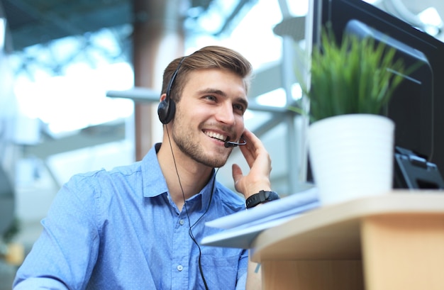 Uśmiechnięty Przyjazny Przystojny Młody Mężczyzna Call Center Operatora.