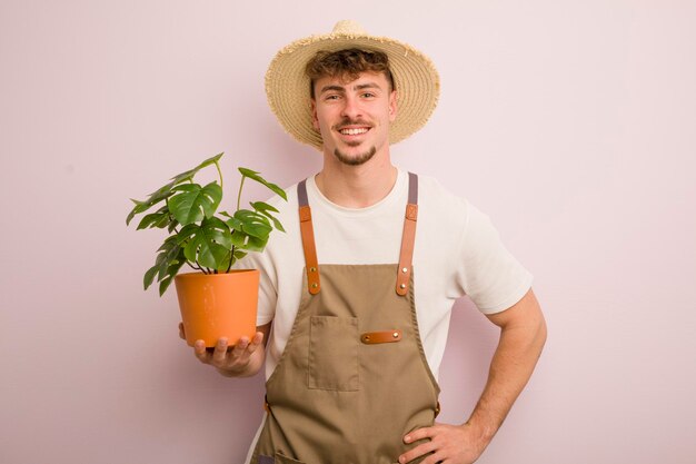 uśmiechnięty radośnie z ręką na biodrze i pewny siebie