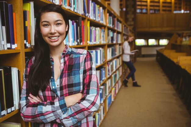 Uśmiechnięty Uczeń Opiera Przeciw Biblioteczkom