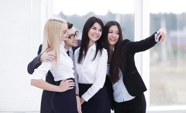 Uśmiechnięty zespół biznesowy robi sobie selfie z okazji seminarium