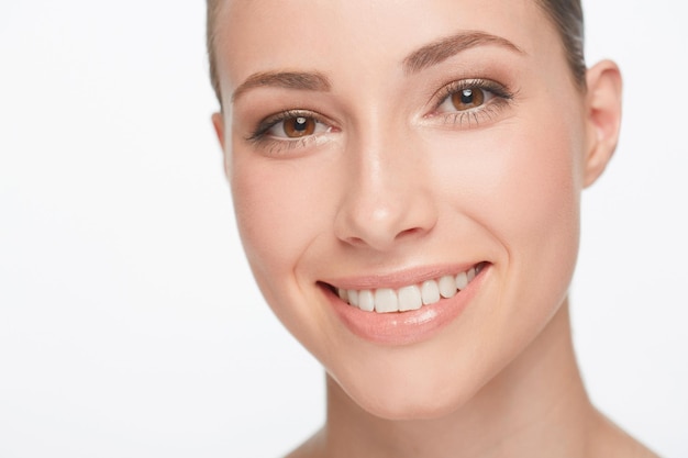 Uśmiechnij się do opieki stomatologicznej i portret kobiety z leczeniem na białym tle w studio dla urody Zbliżenie szczęśliwej twarzy i model pokazujący zęby do higieny jamy ustnej i zdrowej skóry naturalnej