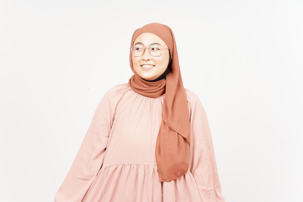 Uśmiechnij Się I Odwracając Wzrok Od Pięknej Azjatyckiej Kobiety Noszącej Hidżab Na Białym Tle
