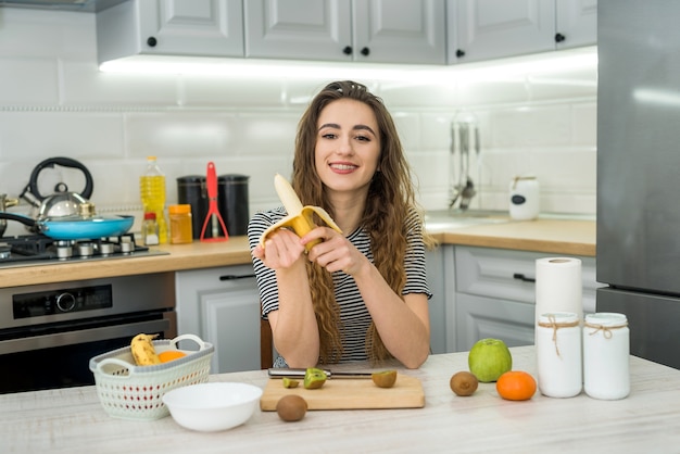 Uśmiechnij Się Młoda Kobieta Gotuje świeżą Sałatkę Z Owocami W Kuchni. Zdrowy Tryb życia. Dieta