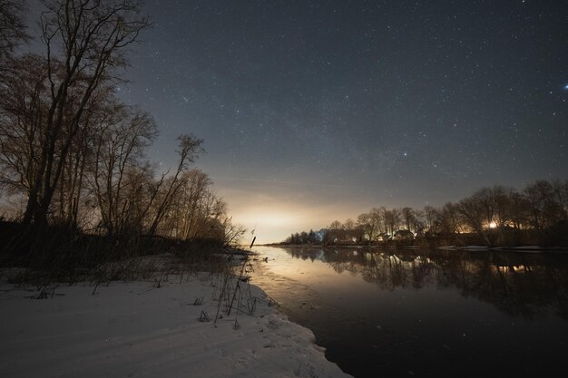 Usta rzeki Jagala w wiosennej scenie nocnej Estonii