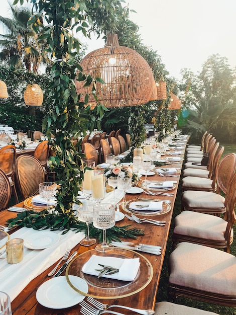 Ustawienie i dekoracja stołu weselnego. Nakrycie stołu na imprezę okolicznościową lub wesele