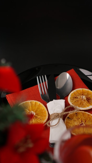 Ustawienie Na świąteczny Obiad Bożonarodzeniowy Na Czarnym Stole Z Dekoracją Noworoczną I Suchymi Pomarańczami