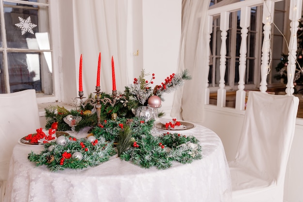 Ustawienie stołu dekoracje, świece i lampiony