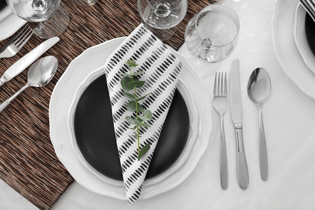 Ustawienie stołu na kolację w restauracji