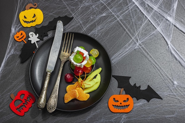 Ustawienie stołu tradycyjna kompozycja świąteczna na imprezę Halloween Zabawne sezonowe rekwizyty domowe dekoracja jesienna Twardy światło ciemny cień czarny kamień betonowy tło płaskie widok górny