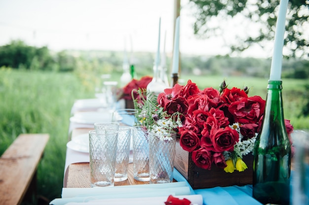 Ustawienie stołu weselnego w stylu rustykalnym