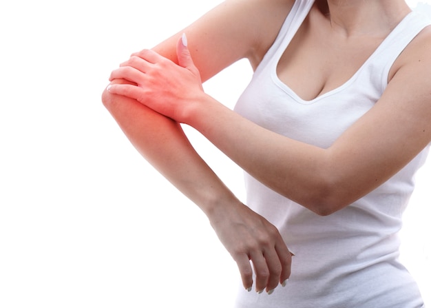 Uszkodzona kobieca ręka boli, ręce cierpią z powodu pracy, kontuzji sportowych, a bolące miejsce jest podświetlone na czerwono