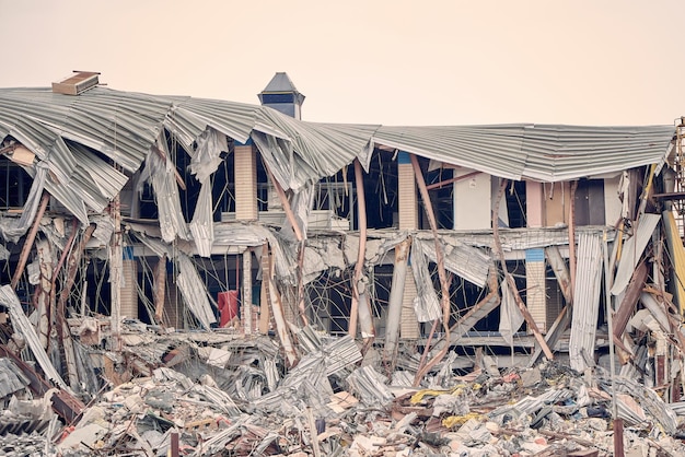 Uszkodzone centrum handlowe z powodu rozbiórki budynku otoczonego gruzem i złomem Rozbiórka budynku Ruiny po trzęsieniu ziemi Koncepcja zniszczenia Katastrofa pogodowa