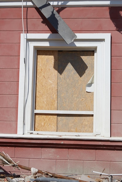 Uszkodzone zrujnowane domy w Czernihowie pod Kijowem na północy Ukrainy