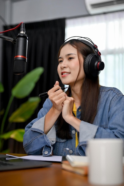 Utalentowana azjatycka prezenterka radiowa online lub podcaster nadająca w studio
